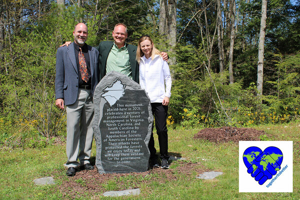 Gruppenfoto an einem Gedenkstein -  links nach rechts: Daniel Goerlich (VT), Adam Downing (VT), und Susan Guynn (CU). 