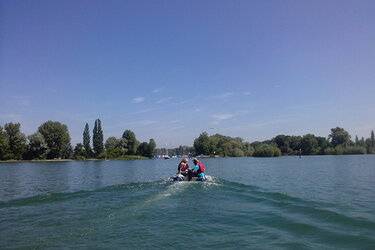 Studierende beim Methodenkurs mit Motorboot auf dem Bodensee