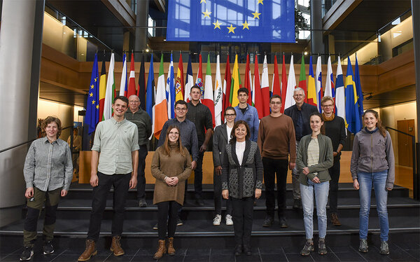 Gruppenfoto mit den Studierenden im europäischen Parlament