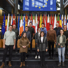 Gruppenfoto mit den Studierenden im europäischen Parlament