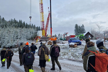 Studierende stehen auf einer aktuelle Windradbaustelle am Büchereck