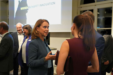 Ministerin für Wissenschaft, Forschung und Kunst des Landes Baden-Württemberg, Petra Olschowski MdL, im Gespräch.