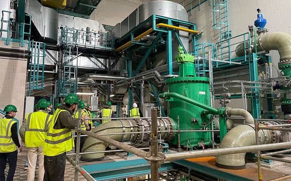 Studierende im Müllheizkraftwerk