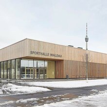 Blick auf die Sporthalle Waldau Stuttgart aus Holz