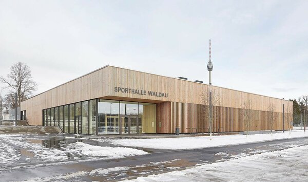 Blick auf die Sporthalle Waldau Stuttgart aus Holz