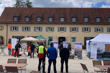 Teilnehmende des Arbeitgebertages von hinten
