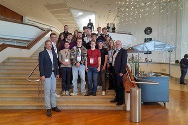 Studierendengruppe auf einer Treppe