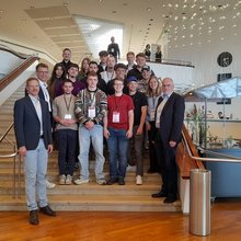 Studierendengruppe auf einer Treppe