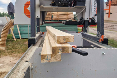 Mobile Bandsäge mit Schnittholz