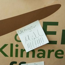 Weniger Müll im Wald wünschen sich auch die Besucherinnen und Besucher der interaktiven Ausstellung im Haus des Waldes. Foto: Theresa Pfrommer