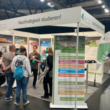 Studieninteressierte am Messestand der Hochschule für Forstwirtschaft Rottenburg