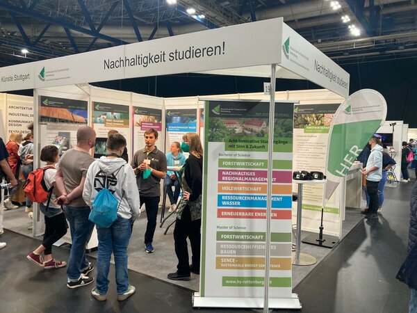 Studieninteressierte am Messestand der Hochschule für Forstwirtschaft Rottenburg