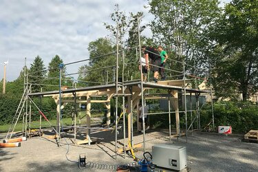 Studierende beim Bau des PV-Carports