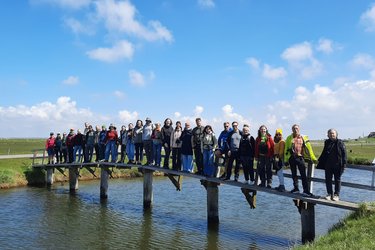 Gruppenbild auf einer Holzbrücke