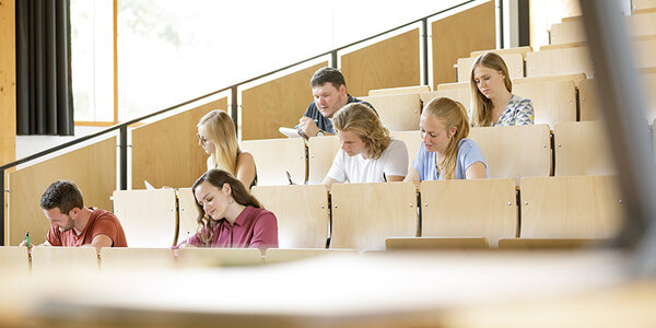 Studierende sitzen während einer Vorlesung in der Aula der Hochschule Rottenburg