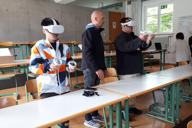 Die Besucher mit einer Virtual Reality Brille im Hörsaal der HFR