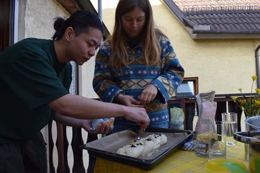 Austauschstudierende beim Backen von Weihnachtsgebäck
