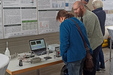 Informationsgespräch am Messestand