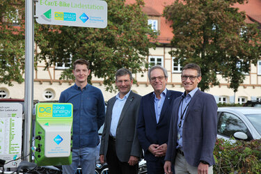 Gruppenfoto mit Vertretern der Hochschule und der Stadtwerke vor der E-Ladestation