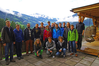 Gruppenfoto mit Studierenden in Österreich. Im Hintergrund schneebedeckte Berggipfel