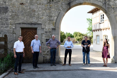 Gruppenfoto mit den 6 Teilnehmern vor dem Hauptgebäude der Hochschule Rottenburg