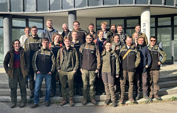 Gruppenfoto: Die Rottenburger Master-Studierenden vor dem Dienstsitz der Garten-, Friedhof- und Forstamtes der Stadt Stuttgart.