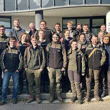 Gruppenfoto: Die Rottenburger Master-Studierenden vor dem Dienstsitz der Garten-, Friedhof- und Forstamtes der Stadt Stuttgart.