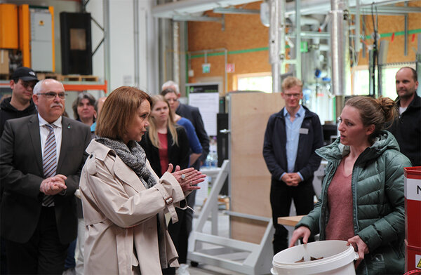 Ministerin Olschowski spricht beim Besuch an Hochschule Rottenburg mit einer Wissenschaftlerin