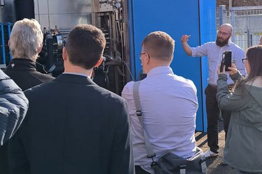 Vorstellung des Elektrolyseurs durch Dr. Felix Endriss auf dem Gelände der Hochschule Rottenburg