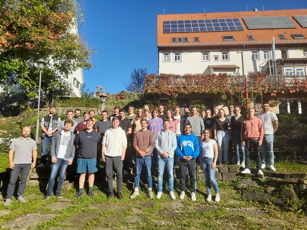 Gruppenfoto mit den Studierenden des ersten Semesters Erneuerbare Energien
