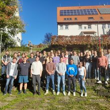 Gruppenfoto mit den Studierenden des ersten Semesters Erneuerbare Energien
