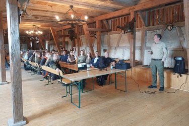 Teilnehmer hören dem Referenten zu