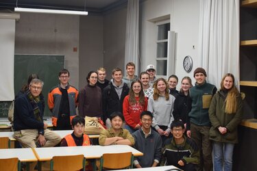 Gruppenfoto mit den Teilnehmern im Hörsaal der HFR