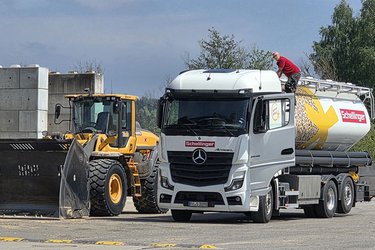 Lkw auf dem Werksgelände
