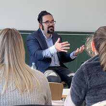  Staatssekretär Chris Kühn im Gespräch mit Studierenden an der Hochschule Rottenburg