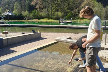 Studierende führen Messungen am Wasser durch