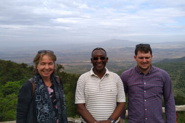 Prof. Dr. Heidi Megerle, Prof. Dr. Pascal Nkurunziza (Universität Burundi) und Melchior Elsler (World Bank Group) am Riftvalley bei Nairobi