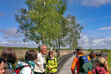 Studierende lauschen dem Referenten am Federsee