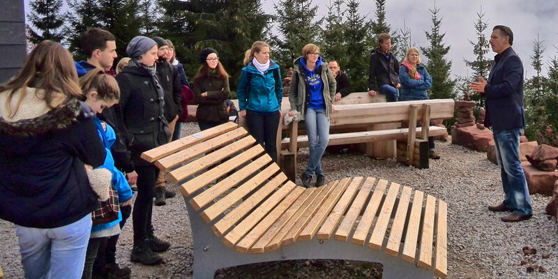 Studentinnen lauschen dem Referenten auf einer Exkursion
