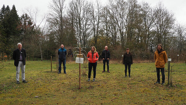 Gruppenfoto mit den 5 neuen Studienanfängern und Herrn Prof. Schurr