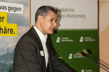 Jan Hansen, Nachhaltigkeitsmanager der VR Bank Gestalterbank (Offenburg) und ein Mitwirkender im Wald-Wasser-Weide-Team des DIANA-Projektes, engagiert sich für neue Waldgenossenschaften.