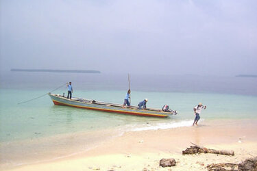 Blick auf einen Strand mit Boot in Indonesien