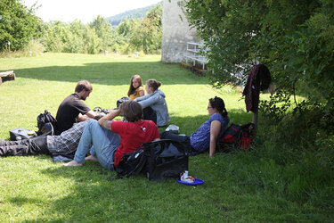 Studierende im Arboretum der Hochschule Rottenburg