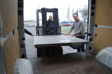 Verladung der Bodenwaage in den Kleintransporter durch Mitarbeiter der Mettler-Toledo GmbH