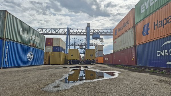Züge unter Portalkränen