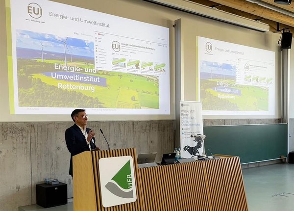 Prof. Dr.-Ing. Harald Thorwarth am Rednerpult stellt das Energie- und Umweltinstitut der Hochschule Rottenburg vor
