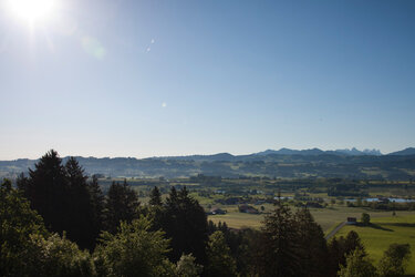 Blick über ein Tal auf eine Bergkette