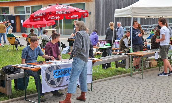 Eine Studieninteressierte steht an einem Infostand