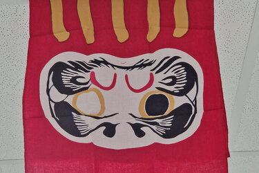 Japanische Tücher mit botanischen Motiven bedruckt, wie sie im forstlichen Arbeitsbereich gerne bei hochsommerlichen Temperaturen verwendet werden. 