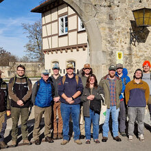 Gruppenfoto mit den Teilnehmern vor dem Hochschulgebäude
